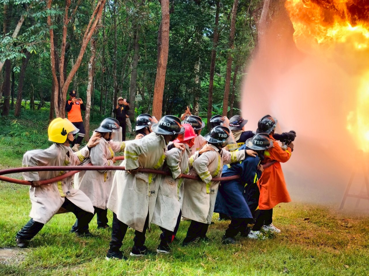 LINE_ALBUM_ทบทวน อปพร. 68_250813_412_397.jpg